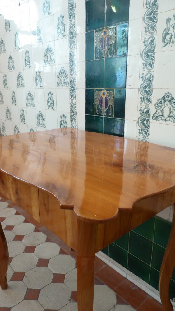 Formschöner Biedermeier Schreibtisch, Kirschholz handpoliert um 1850