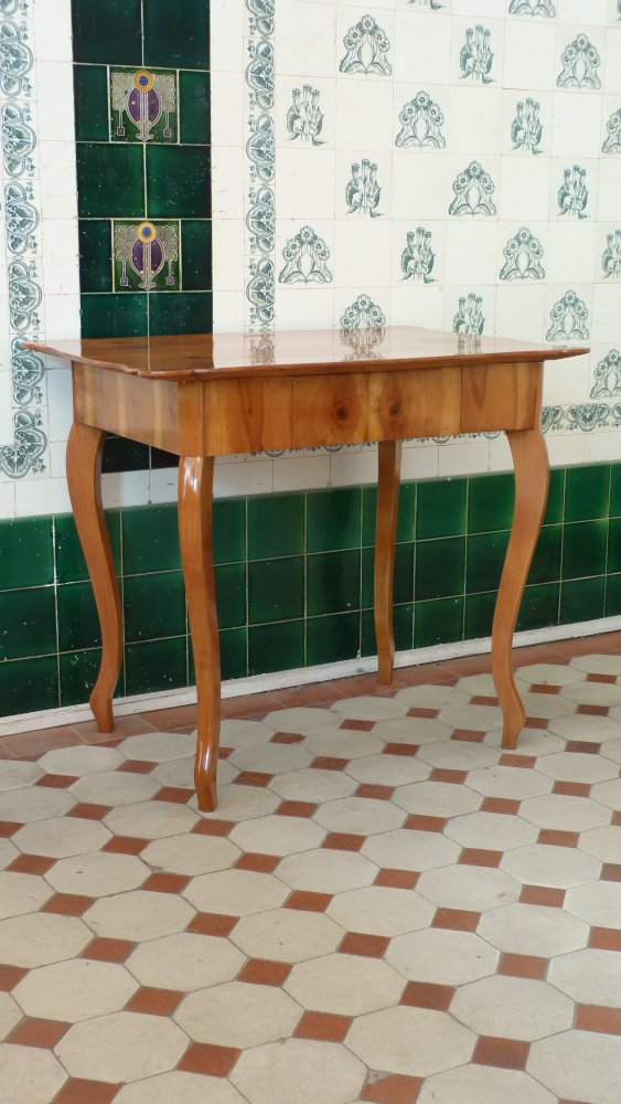 Formschöner Biedermeier Schreibtisch, Kirschholz handpoliert um 1850