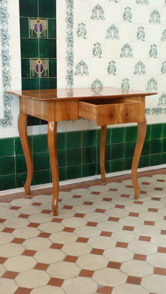 Formschöner Biedermeier Schreibtisch, Kirschholz handpoliert um 1850