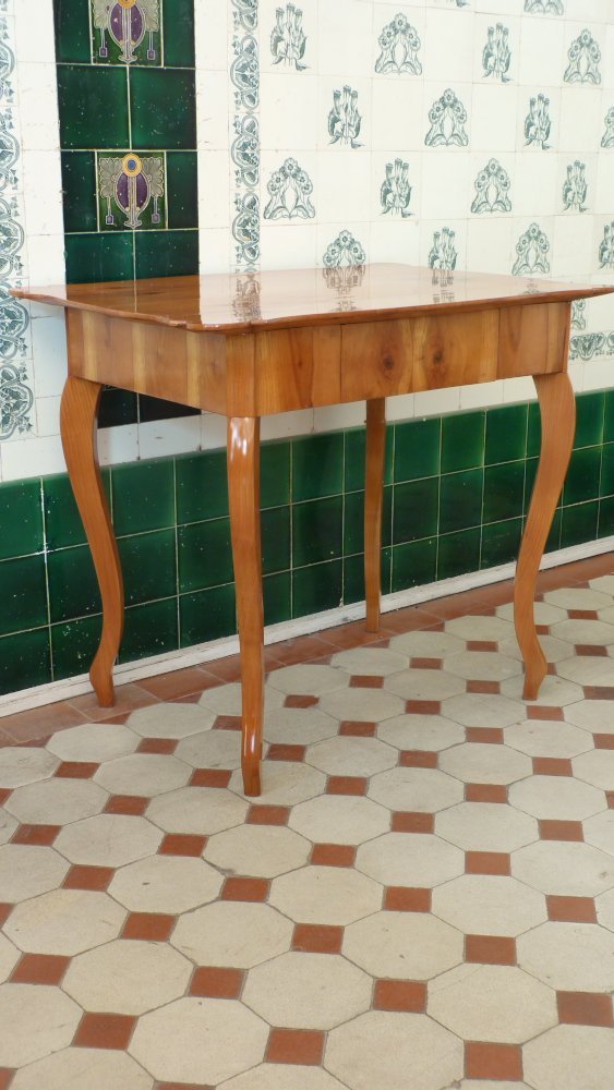 Formschöner Biedermeier Schreibtisch, Kirschholz handpoliert um 1850