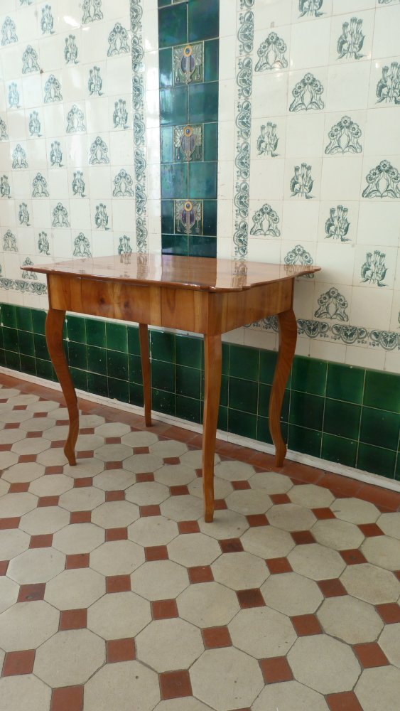 Formschöner Biedermeier Schreibtisch, Kirschholz handpoliert um 1850