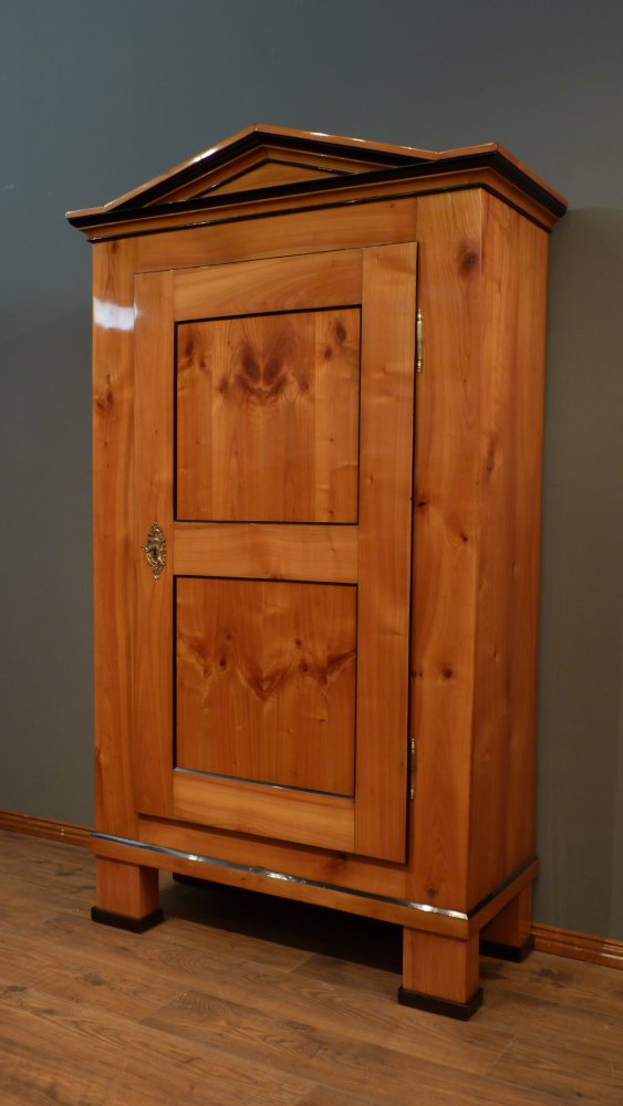 Eleganter Biedermeier W&auml;scheschrank, Kirschholz handpoliert um 1840