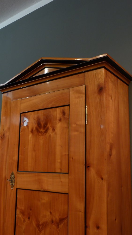 Eleganter Biedermeier W&auml;scheschrank, Kirschholz handpoliert um 1840