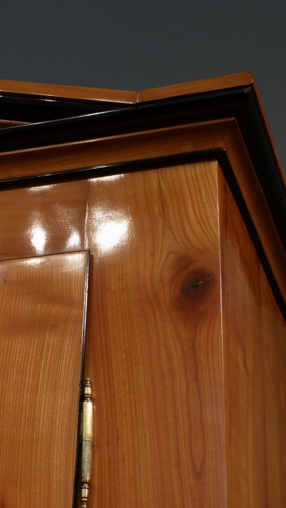 Eleganter Biedermeier W&auml;scheschrank, Kirschholz handpoliert um 1840