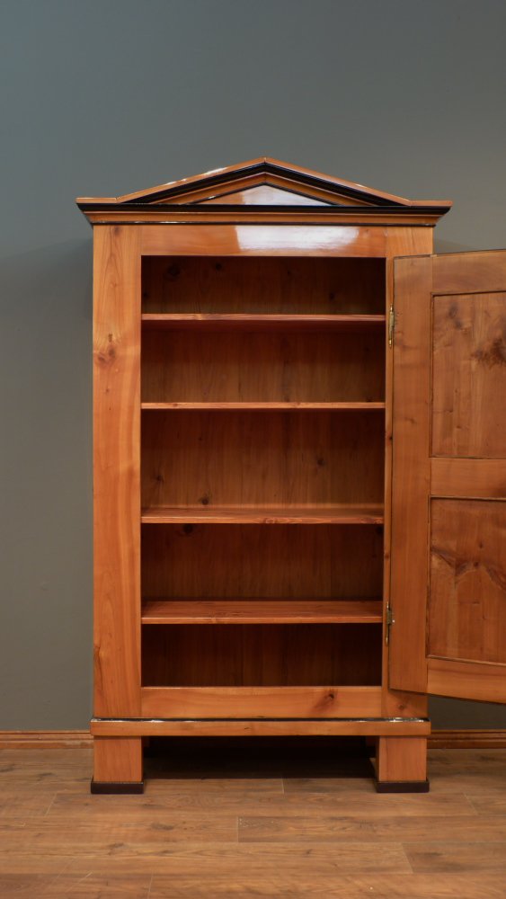 Eleganter Biedermeier W&auml;scheschrank, Kirschholz handpoliert um 1840
