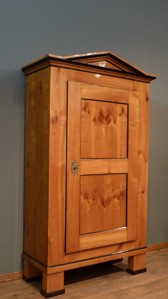 Eleganter Biedermeier W&auml;scheschrank, Kirschholz handpoliert um 1840