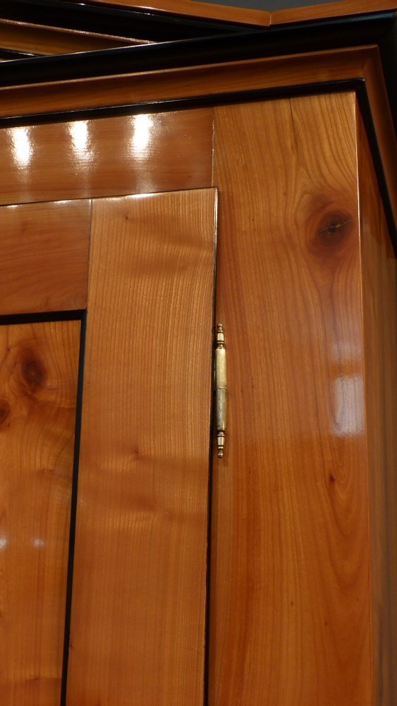 Eleganter Biedermeier W&auml;scheschrank, Kirschholz handpoliert um 1840