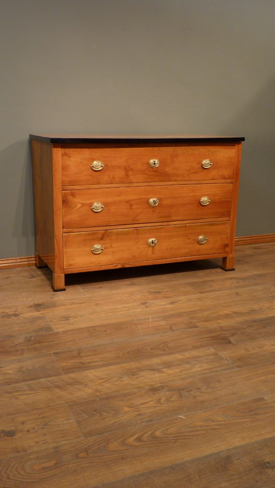 Schlichte Biedermeier Kommode, Kirschholz handpoliert um 1840