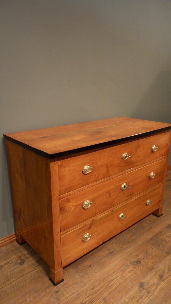 Schlichte Biedermeier Kommode, Kirschholz handpoliert um 1840