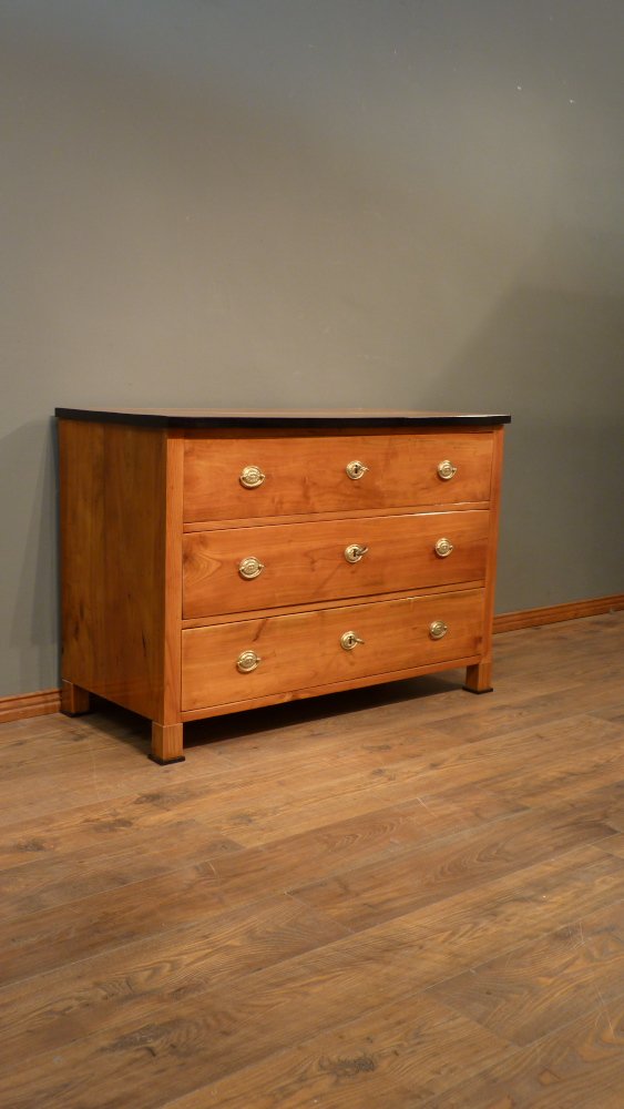 Schlichte Biedermeier Kommode, Kirschholz handpoliert um 1840