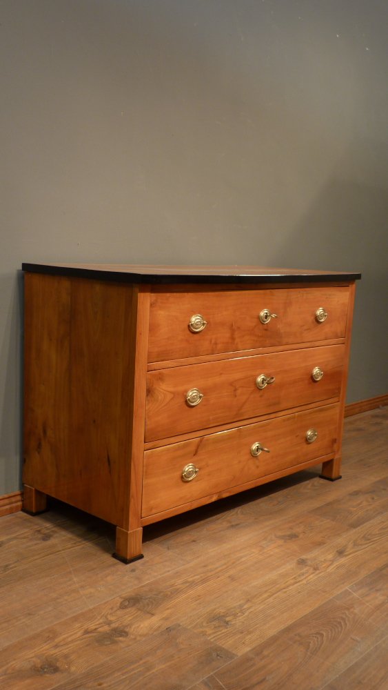 Schlichte Biedermeier Kommode, Kirschholz handpoliert um 1840