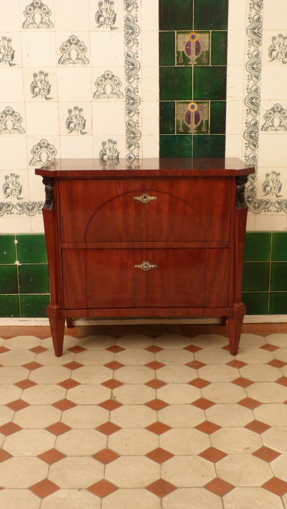 Zweisch&uuml;bige Biedermeierkommode, Mahagoni handpoliert um 1830