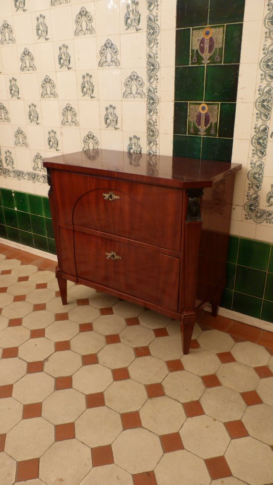 Zweisch&uuml;bige Biedermeierkommode, Mahagoni handpoliert um 1830