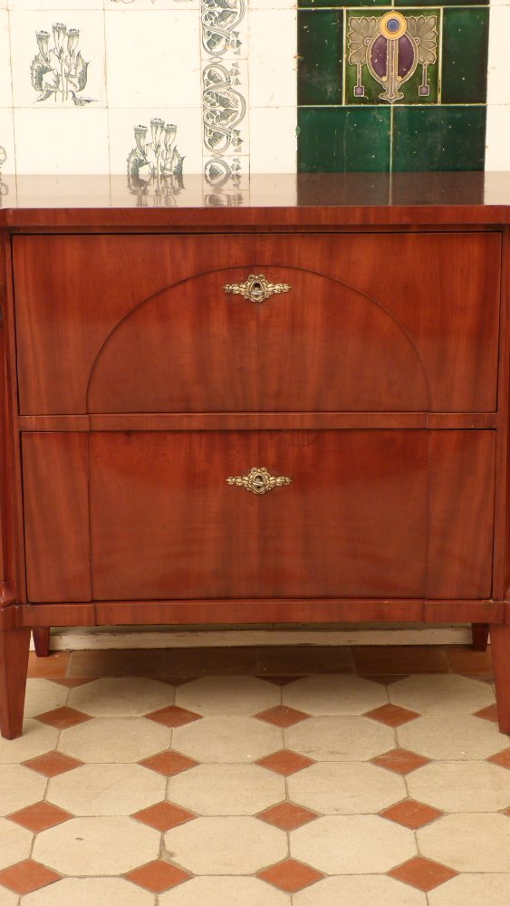 Zweisch&uuml;bige Biedermeierkommode, Mahagoni handpoliert um 1830