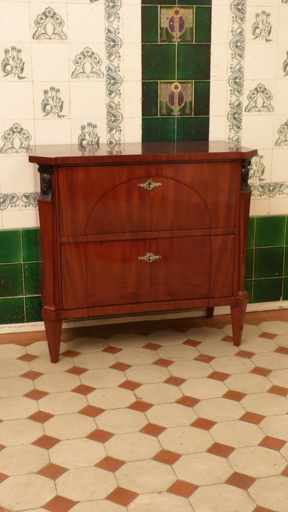 Zweisch&uuml;bige Biedermeierkommode, Mahagoni handpoliert um 1830