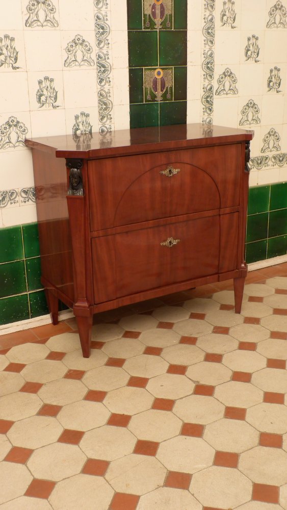 Zweisch&uuml;bige Biedermeierkommode, Mahagoni handpoliert um 1830