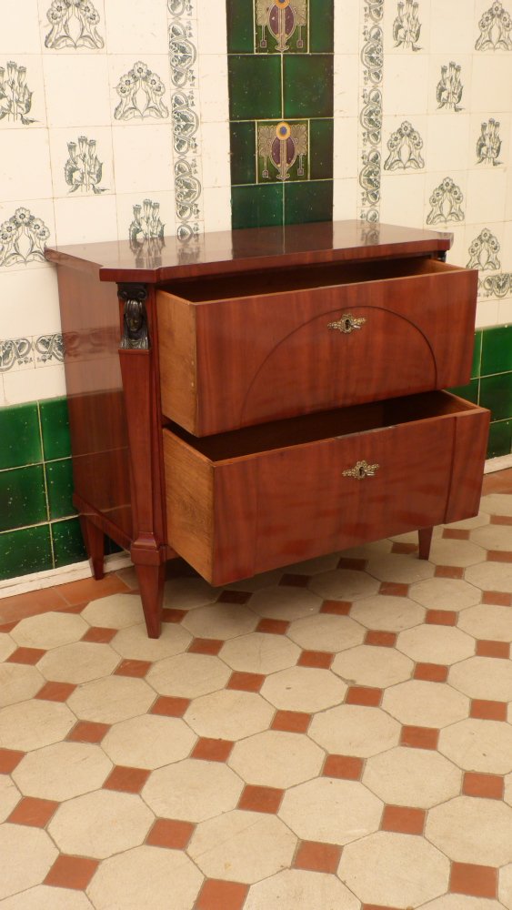 Zweisch&uuml;bige Biedermeierkommode, Mahagoni handpoliert um 1830