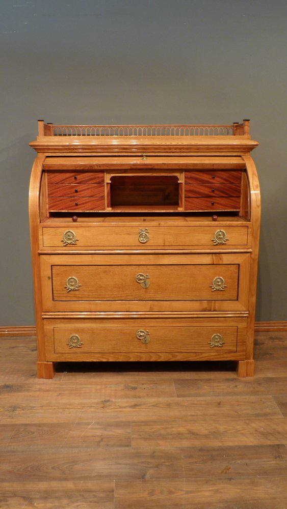 Kraftvoller Biedermeiersekret&auml;r mit Rollklappe, Esche handpoliert um 1840