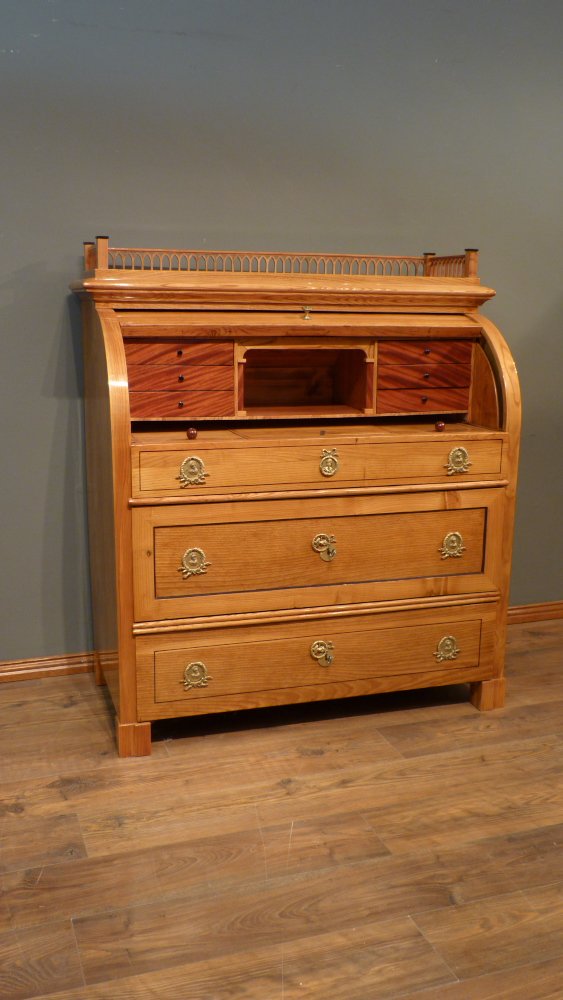 Kraftvoller Biedermeiersekret&auml;r mit Rollklappe, Esche handpoliert um 1840