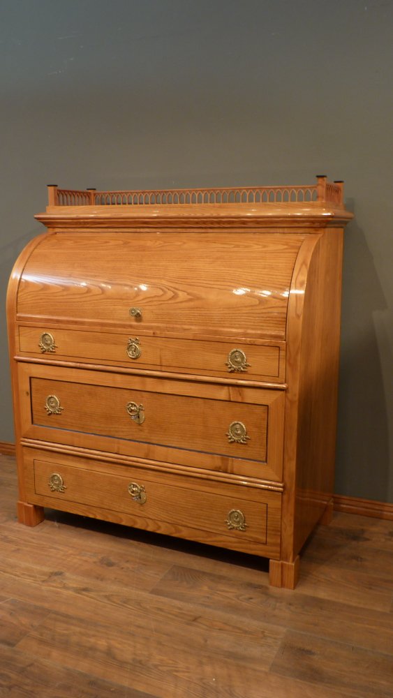 Kraftvoller Biedermeiersekret&auml;r mit Rollklappe, Esche handpoliert um 1840