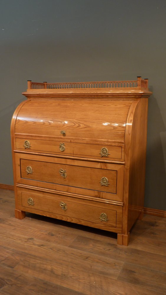 Kraftvoller Biedermeiersekret&auml;r mit Rollklappe, Esche handpoliert um 1840