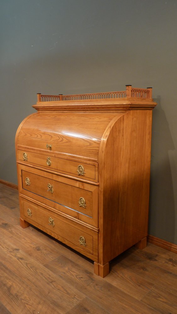 Kraftvoller Biedermeiersekret&auml;r mit Rollklappe, Esche handpoliert um 1840