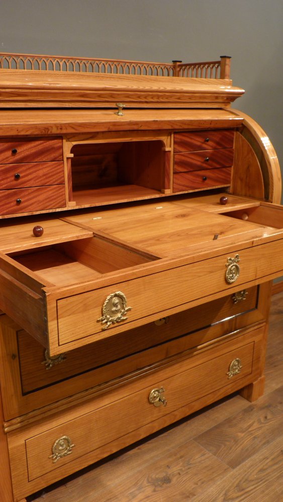 Kraftvoller Biedermeiersekret&auml;r mit Rollklappe, Esche handpoliert um 1840