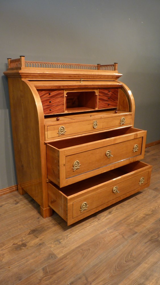 Kraftvoller Biedermeiersekret&auml;r mit Rollklappe, Esche handpoliert um 1840