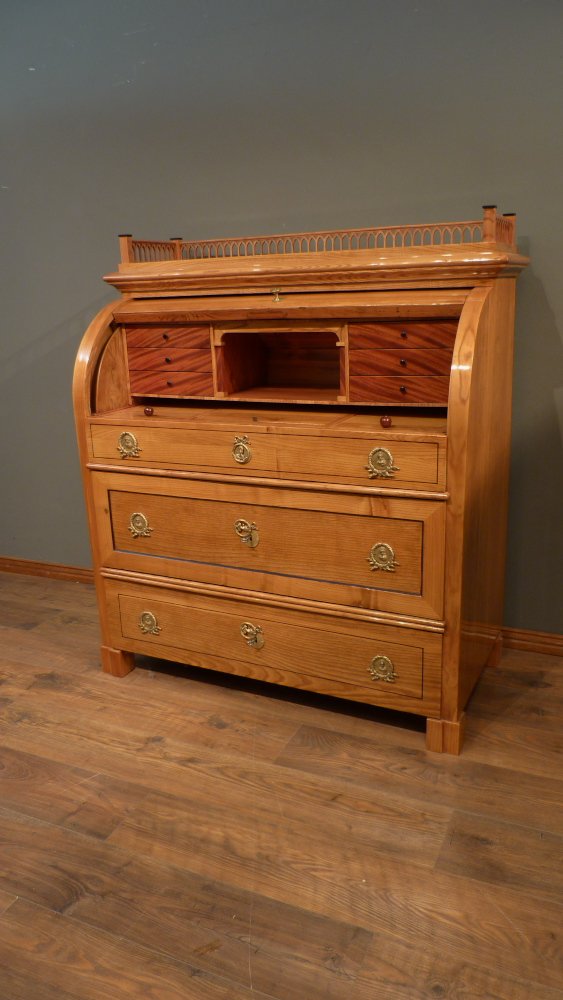 Kraftvoller Biedermeiersekret&auml;r mit Rollklappe, Esche handpoliert um 1840