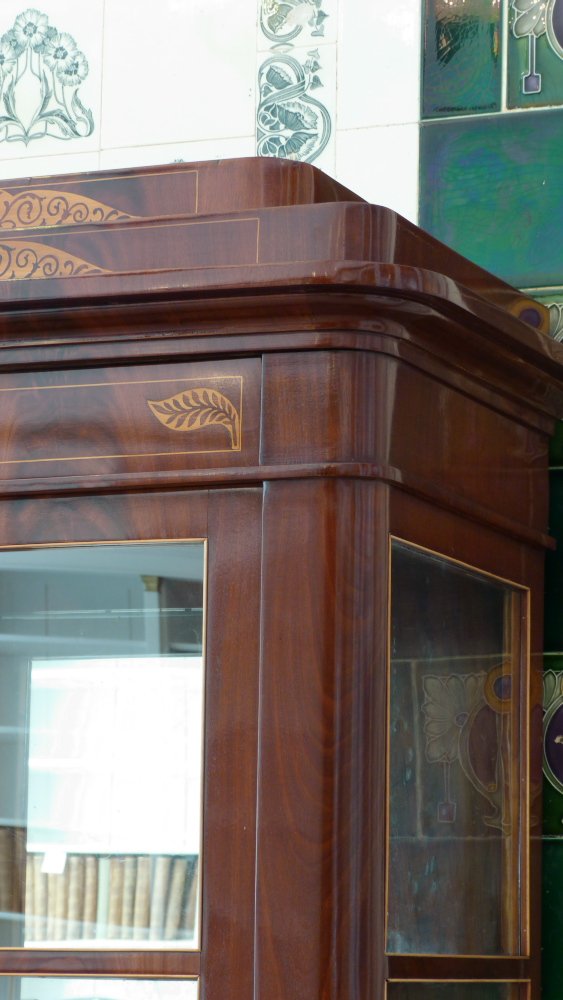 Elegante Biedermeiervitrine, Mahagoni handpoliert um 1830