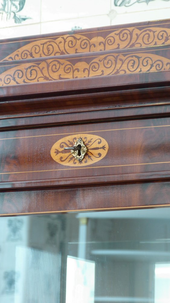 Elegante Biedermeiervitrine, Mahagoni handpoliert um 1830