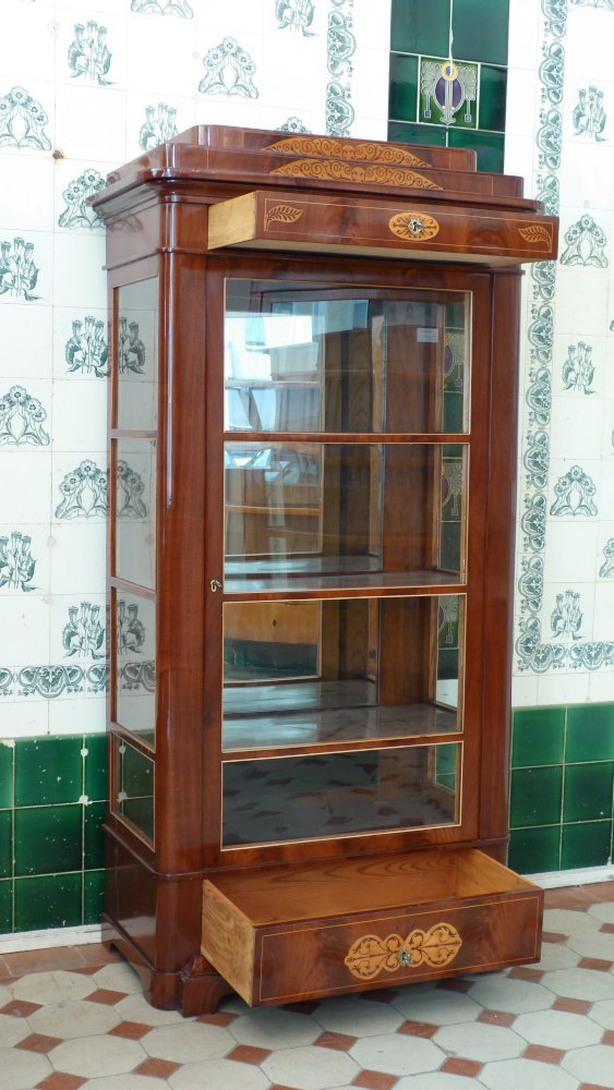 Elegante Biedermeiervitrine, Mahagoni handpoliert um 1830