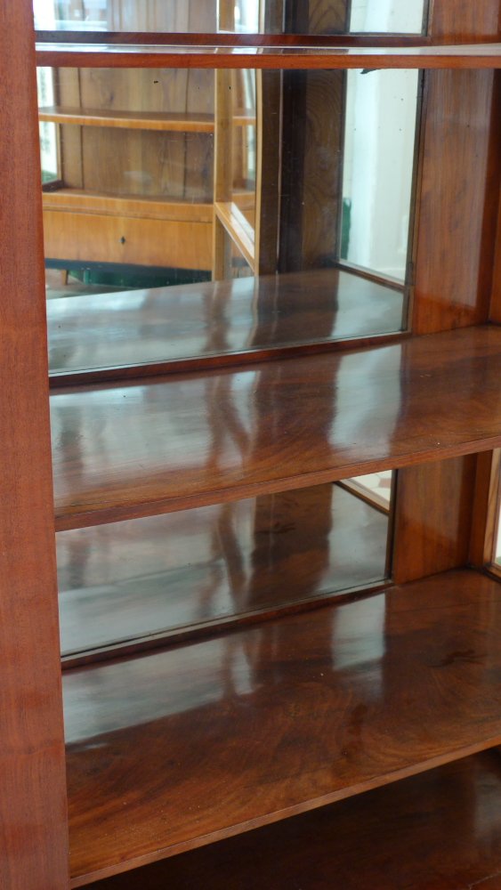 Elegante Biedermeiervitrine, Mahagoni handpoliert um 1830