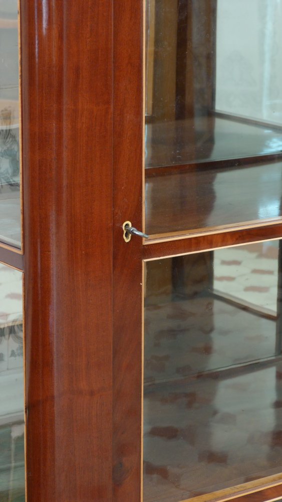 Elegante Biedermeiervitrine, Mahagoni handpoliert um 1830