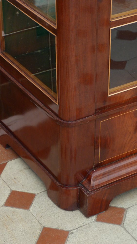 Elegante Biedermeiervitrine, Mahagoni handpoliert um 1830