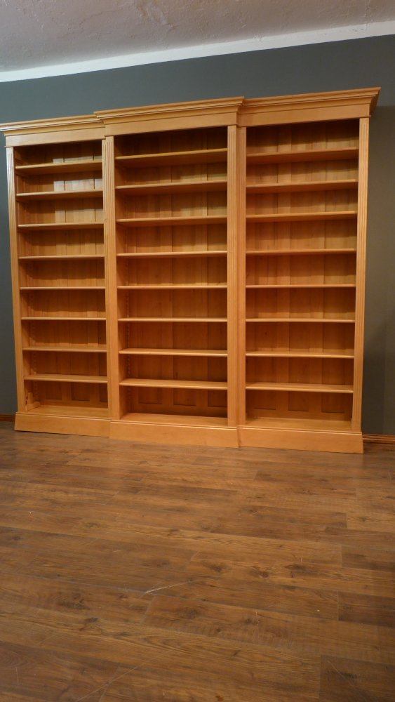 Klassisches B&uuml;cherregal mit drei Elementen, massiv Erle