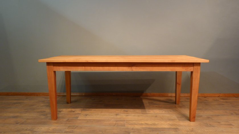 Schlichter, aufgearbeiteter Esstisch, massiv Kirschholz