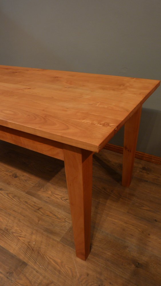 Schlichter, aufgearbeiteter Esstisch, massiv Kirschholz