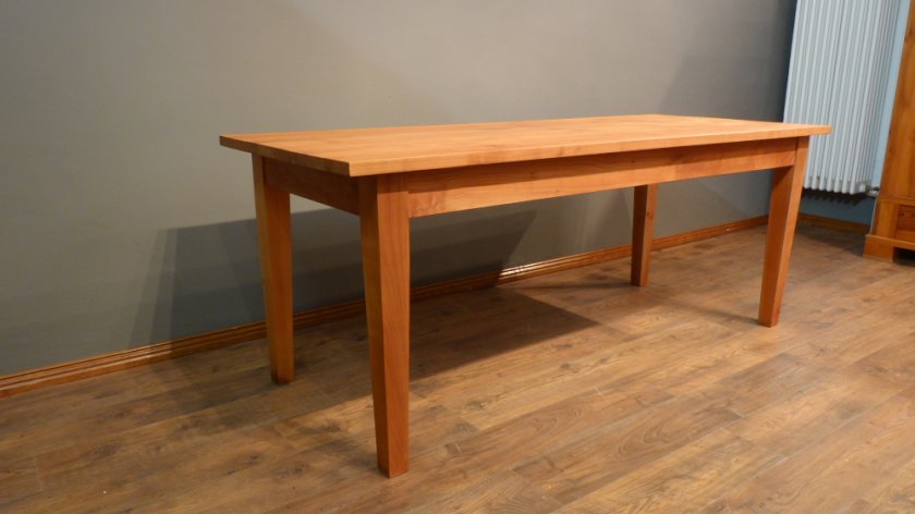 Schlichter, aufgearbeiteter Esstisch, massiv Kirschholz