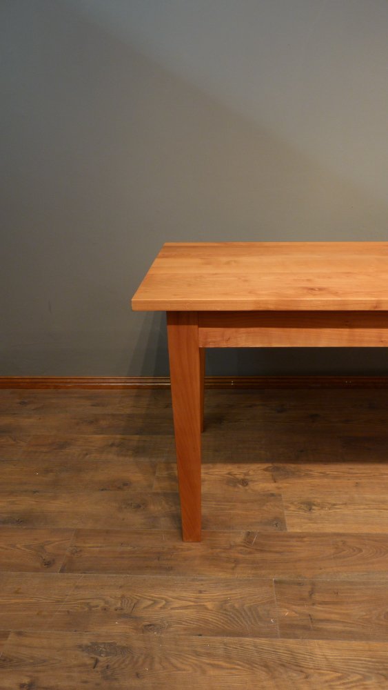 Schlichter, aufgearbeiteter Esstisch, massiv Kirschholz