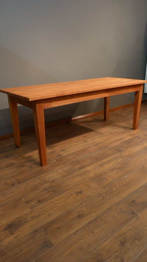 Schlichter, aufgearbeiteter Esstisch, massiv Kirschholz