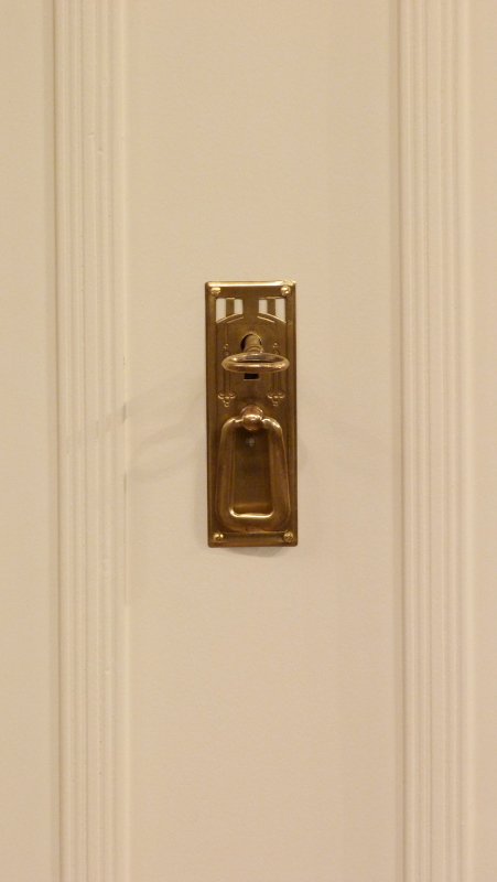 Antiker Jugendstil Kleiderschrank, Nussbaum weiss lasiert um 1910