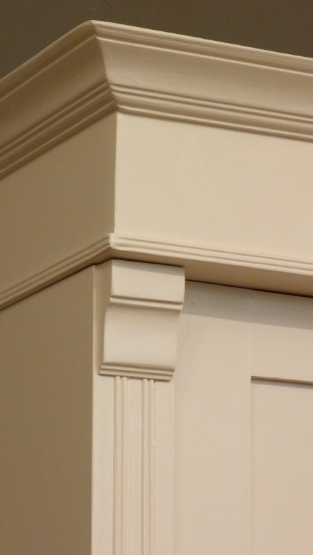 Antiker Jugendstil Kleiderschrank, Nussbaum weiss lasiert um 1910