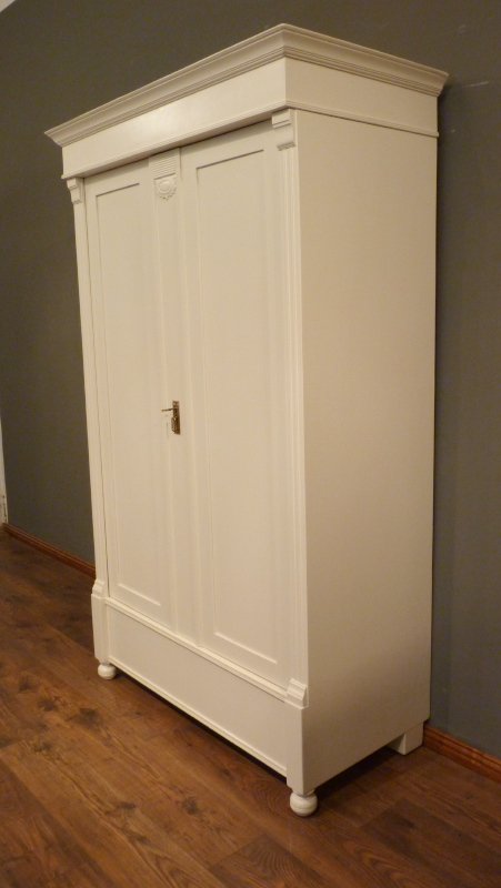 Antiker Jugendstil Kleiderschrank, Nussbaum weiss lasiert um 1910