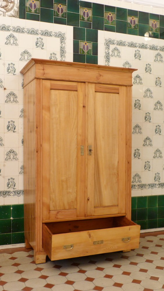Schlichter Jugendstilschrank mit Schublade, Kiefer um 1910
