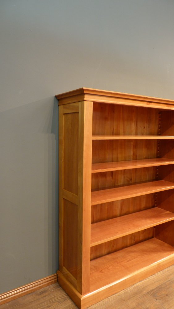 Elegantes Kirschholz B&uuml;cherregal mit verstellbaren B&ouml;den