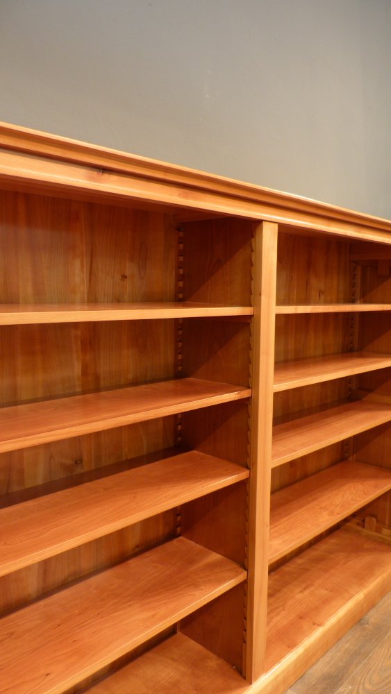 Elegantes Kirschholz B&uuml;cherregal mit verstellbaren B&ouml;den