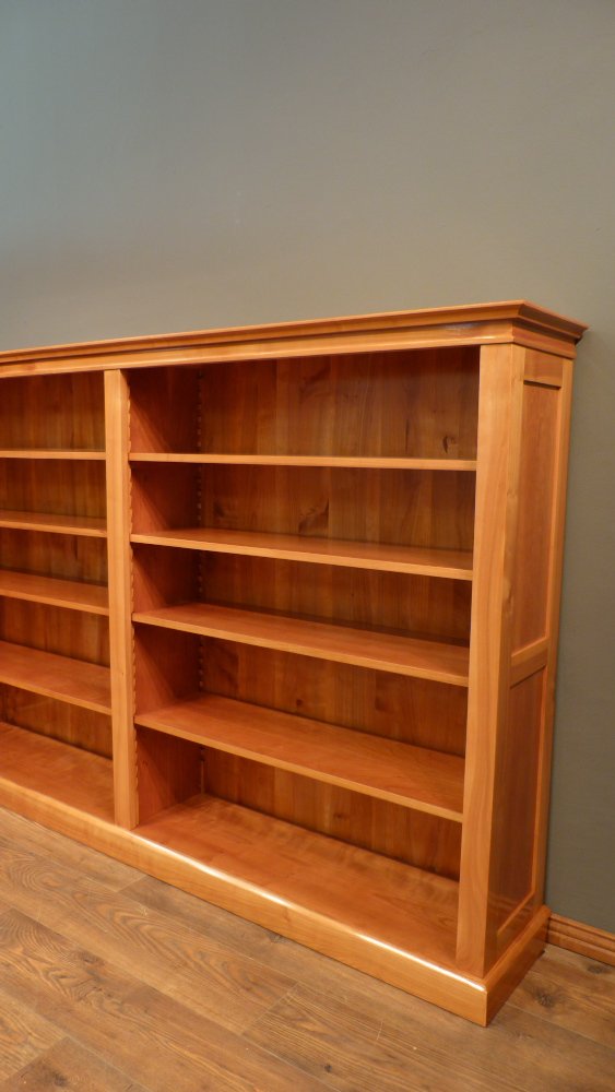 Elegantes Kirschholz B&uuml;cherregal mit verstellbaren B&ouml;den