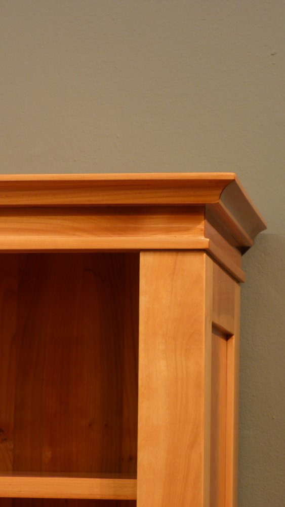 Elegantes Kirschholz B&uuml;cherregal mit verstellbaren B&ouml;den