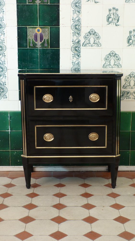 Elegante Louis-Seize Kommode, Birnbaum schwarz poliert um 1790